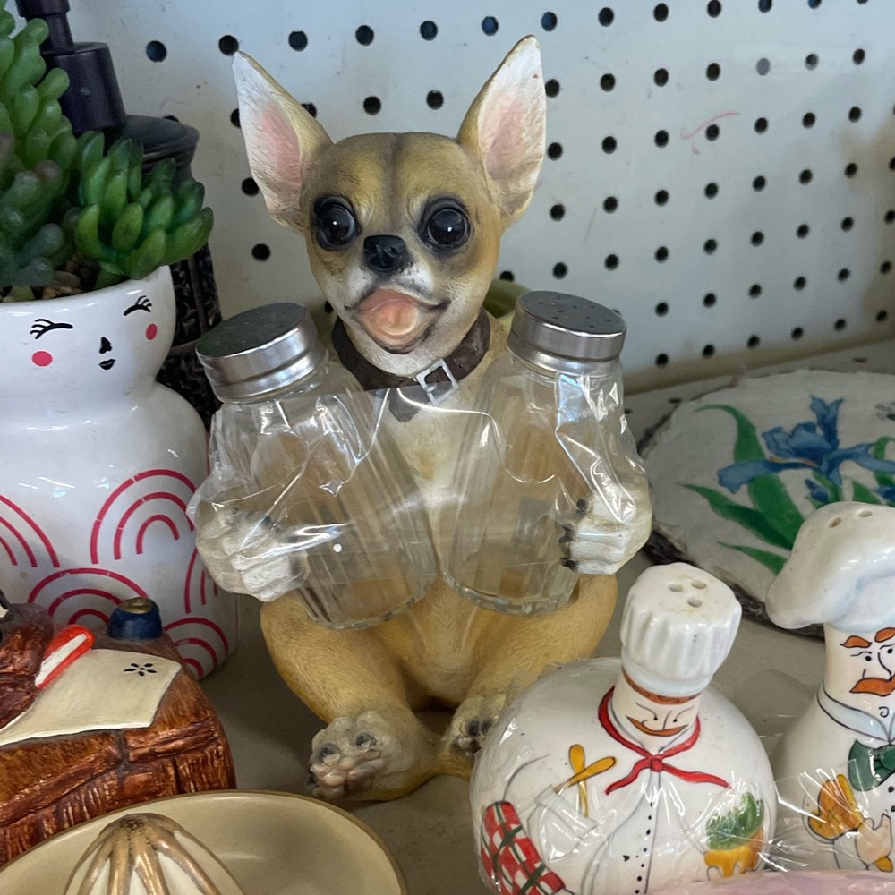 Live show Hilarious dog chihuahua salt and pepper shaker holder